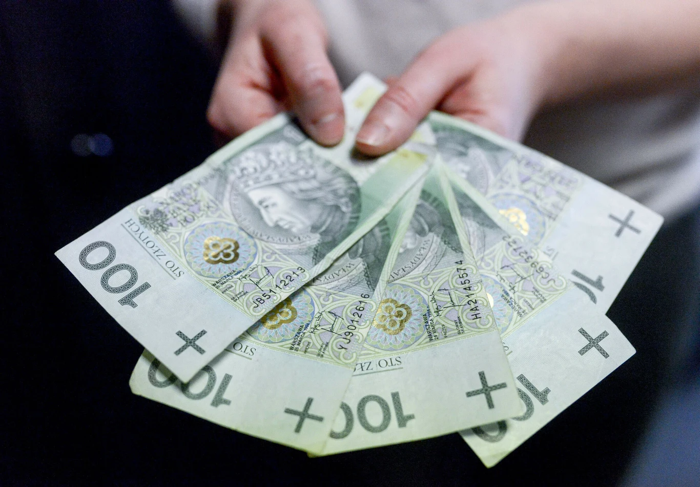 Wypłata świadczenia 500 plus w sierpniu. Pieniądze mogą trafić na konto w innym terminie Wypłata świadczenia 500 plus w sierpniu. Pieniądze mogą trafić na konto w innym terminie