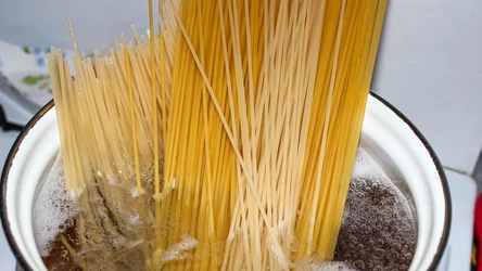 Nie zużywaj całej paczki makaronu spaghetti. Zostaw go trochę na 1 listopada i zabierz ze sobą na cmentarz