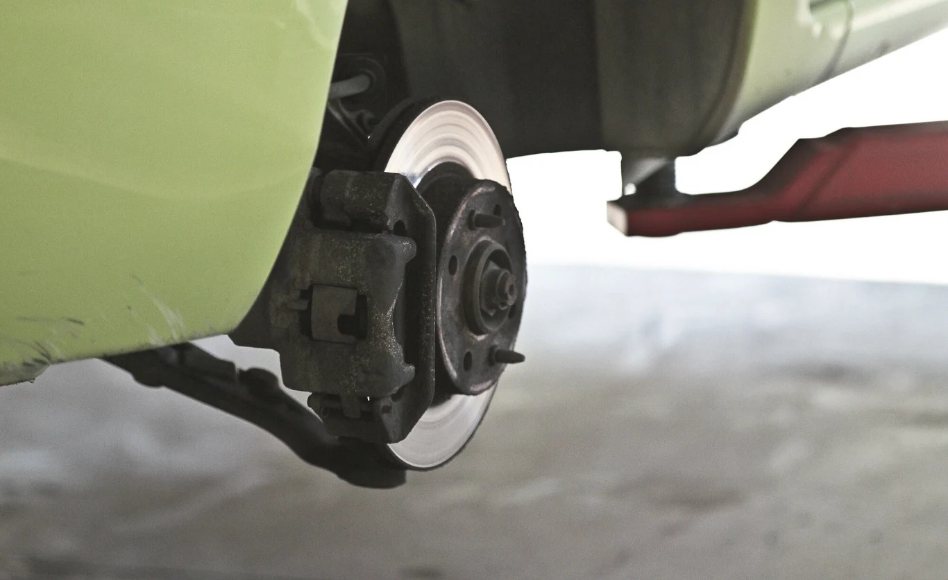 Płyn hamulcowy jest niezbędny do prawidłowego działania układu hamulcowego, ma właściwości hamujące i chroni przed rdzą.