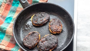 Na ulepioną i przypaloną patelnię działa jak żrący kwas. Papka za 5 zł w mig usunie brud 