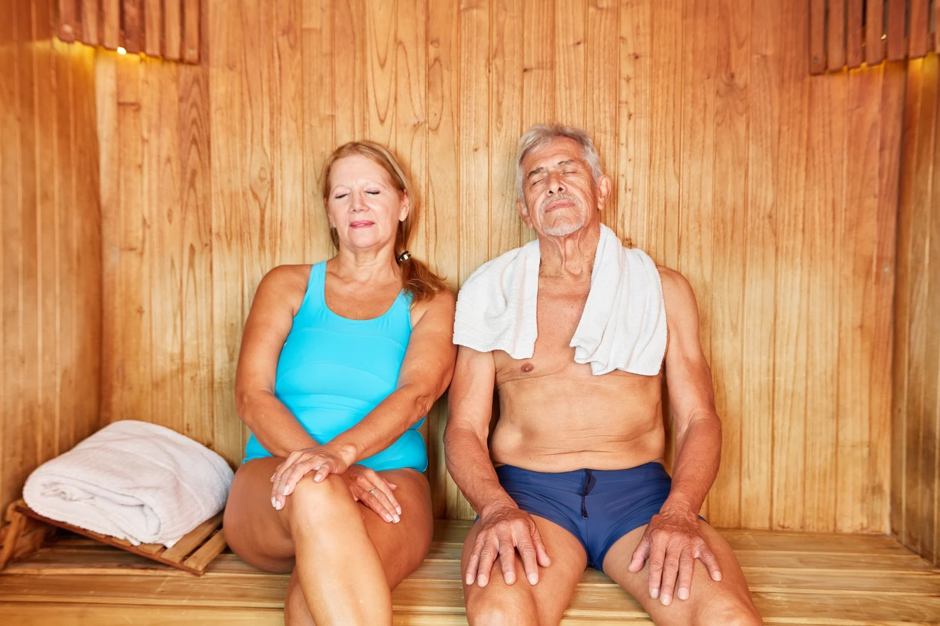 Zanieczyszczenia oraz pot ze strojów kąpielowych parują w saunie, a nagrzany materiał może być przyczyną podrażnień