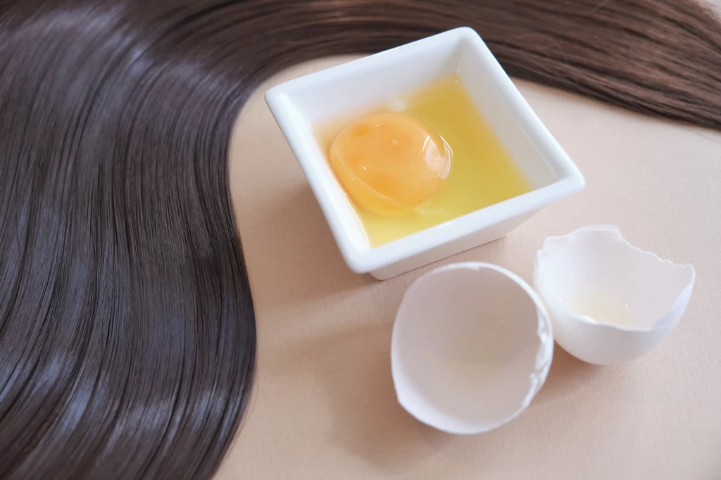 Domowa maseczka na włosy wzmocni je i przyspieszy ich wzrost. Można ją przygotować między innymi z jajka. 