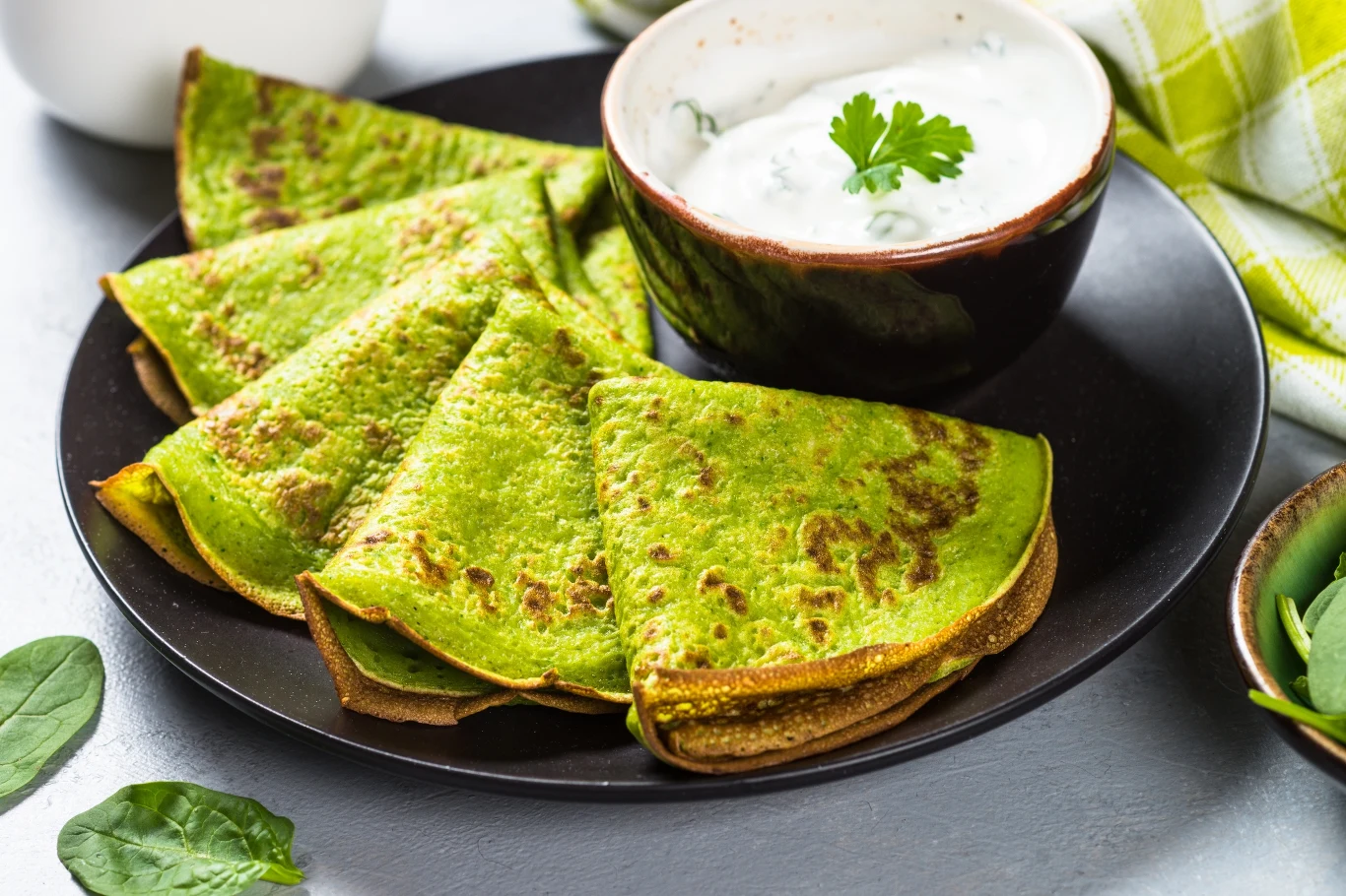 Zielone naleśniki mają uniwersalny smak i apetyczny wygląd Zielone naleśniki mają uniwersalny smak i apetyczny wygląd