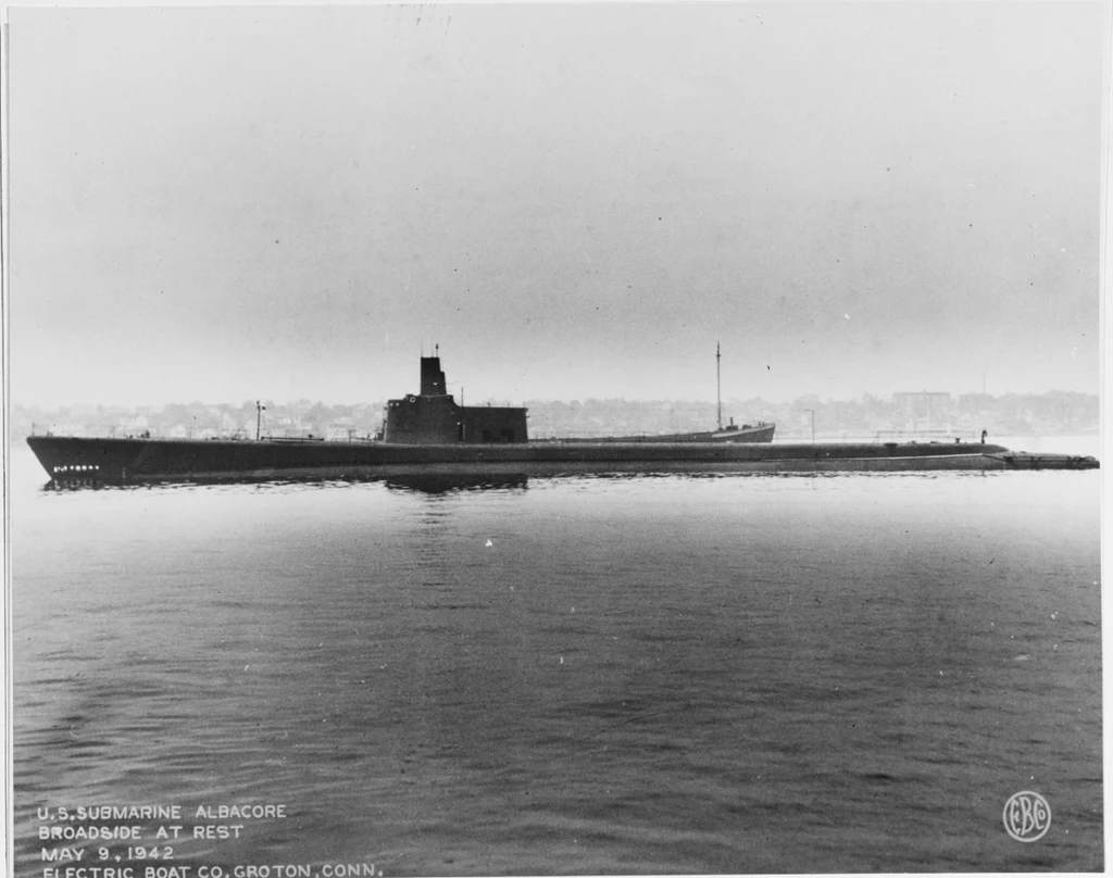 USS Albacore został zbudowany przez firmę General Dynamics Electric Boat. Gdy wszedł do służby, mógł zanurzyć się na głębokość 90 metrów i pozostawać pod wodą dwa dni bez przerwy