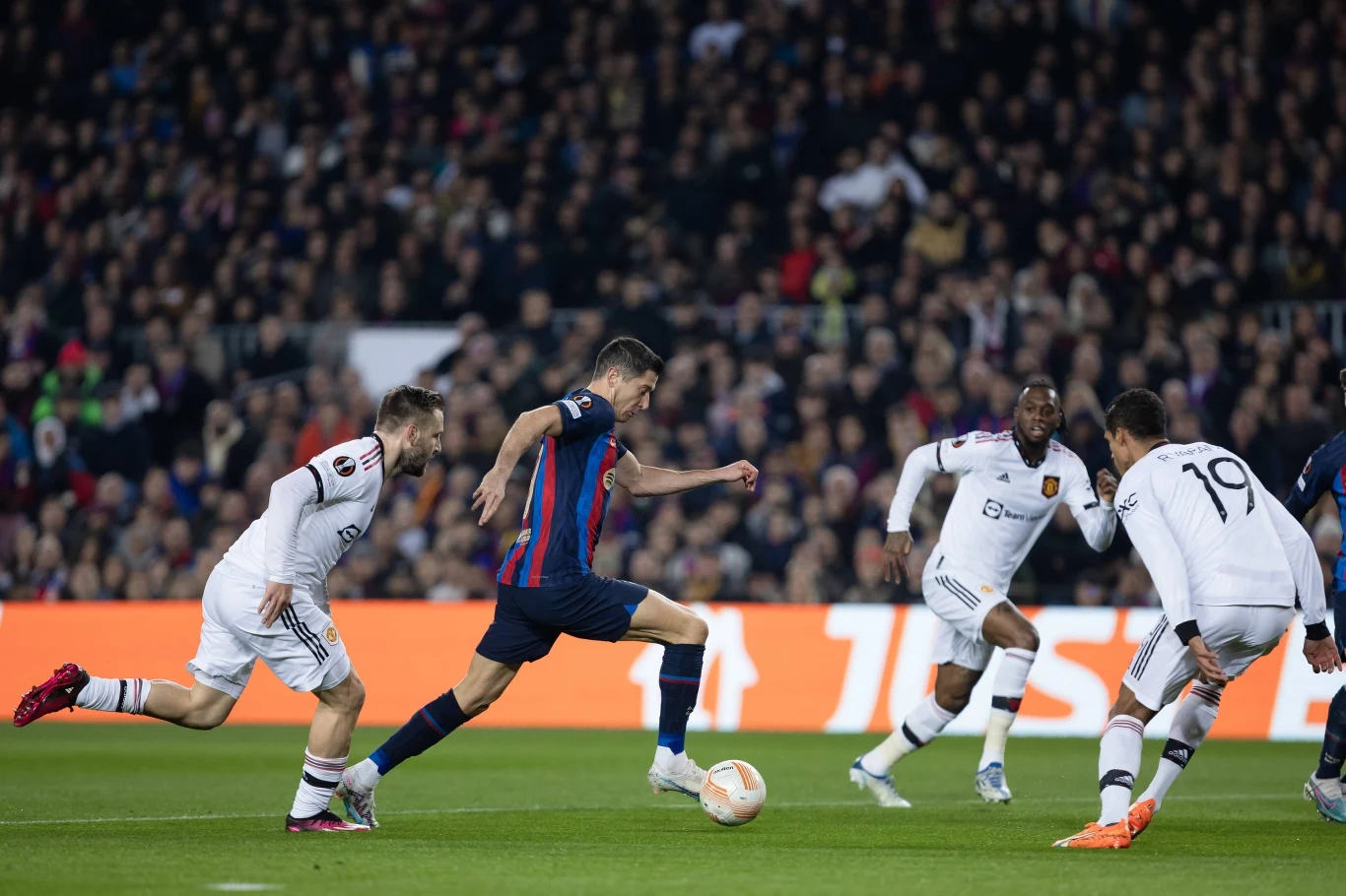 Robert Lewandowski w starciu z Manchesterem United