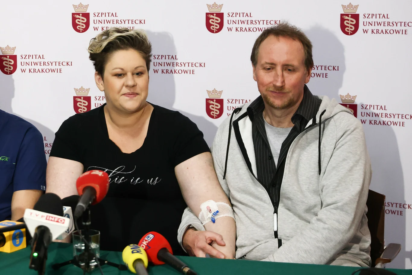 Rodzice pięcioraczków podczas konferencji prasowej w Szpitalu Uniwersyteckim Rodzice pięcioraczków podczas konferencji prasowej w Szpitalu Uniwersyteckim