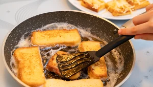 Biorę czerstwy chleb i zalewam. Po usmażeniu mam smaczny deser dla całej rodziny 