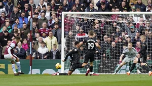 Philippe Coutinho pokonuje Aarona Ramsdale'a
