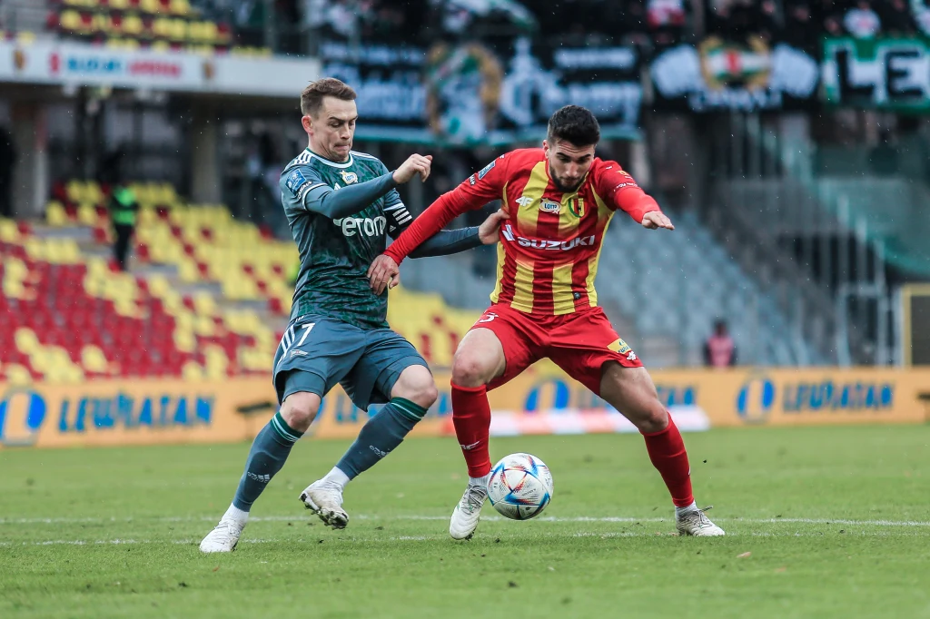 Ronaldo Deaconu z Korony Kielce niesamowitą bombą pokonał bramkarza Lechii Gdańsk Dusana Kuciaka Ronaldo Deaconu z Korony Kielce niesamowitą bombą pokonał bramkarza Lechii Gdańsk Dusana Kuciaka