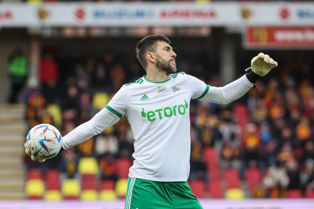 Ronaldo Deaconu z Korony Kielce niesamowitą bombą pokonał bramkarza Lechii Gdańsk Dusana Kuciaka Ronaldo Deaconu z Korony Kielce niesamowitą bombą pokonał bramkarza Lechii Gdańsk Dusana Kuciaka