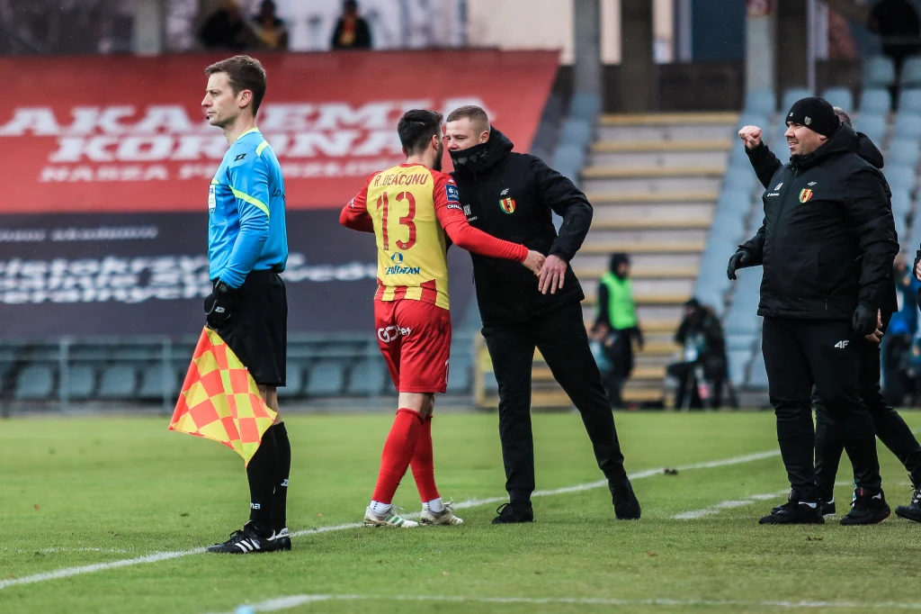 Ronaldo Deaconu (tyłem z nr 13) z Korony Kielce niesamowitą bombą pokonał bramkarza Lechii Gdańsk Dusana Kuciaka Ronaldo Deaconu (tyłem z nr 13) z Korony Kielce niesamowitą bombą pokonał bramkarza Lechii Gdańsk Dusana Kuciaka