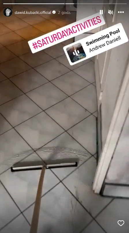 Dawid Kubacki próbuje odgarniać wodę