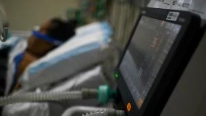 Zaintubowany pacjent z COVID-19 na oddziale intensywnej terapii szpitala Ronaldo Gazolla w Acari, Rio de Janeiro, Brazylia