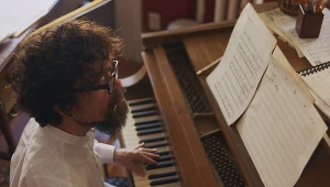 "Miłość bez ostrzeżenia": Absurdy chodzą po ludziach [recenzja]