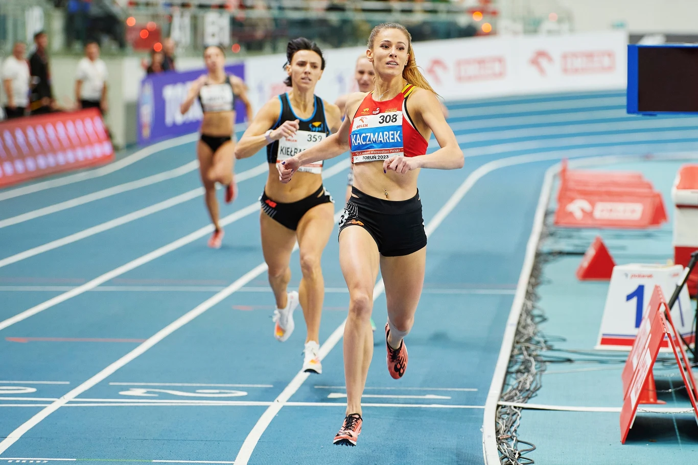 Finisz biegu na 400 m - Natalia Kaczmarek złotą medalistką mistrzostw Polski, Anna Kiełbasińska - srebrną