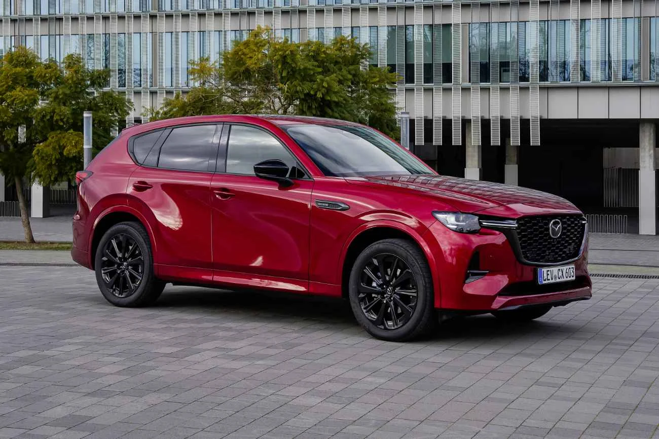 Umieszczony wzdłużnie, sześciocylindrowy motor napędza tylne koła