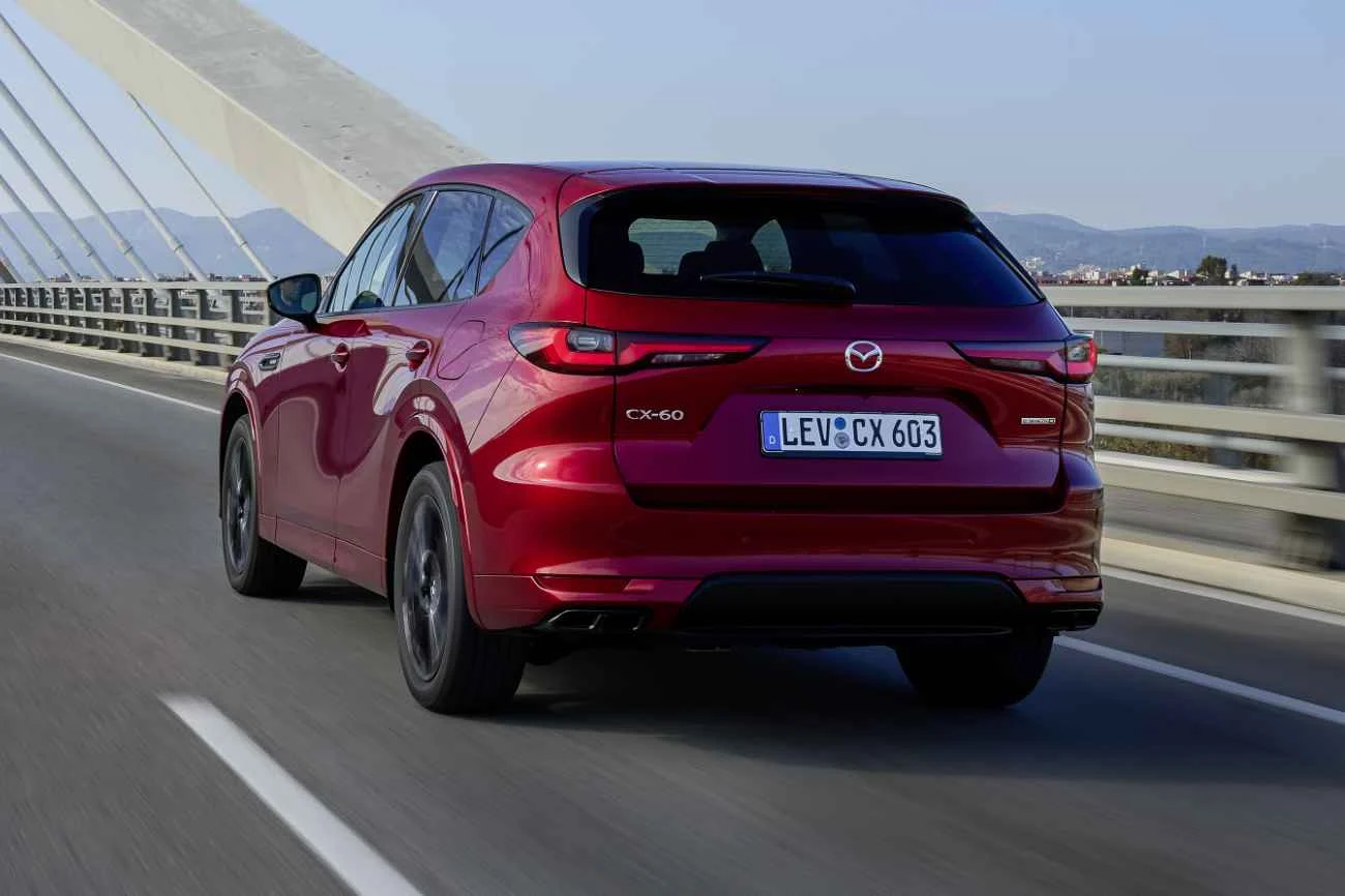 Na suchym asfalcie tylnonapędowe CX-60 sprawuje się świetnie