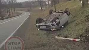 Nie skupił się na drodze i dachował. Wszystko przez telefon?