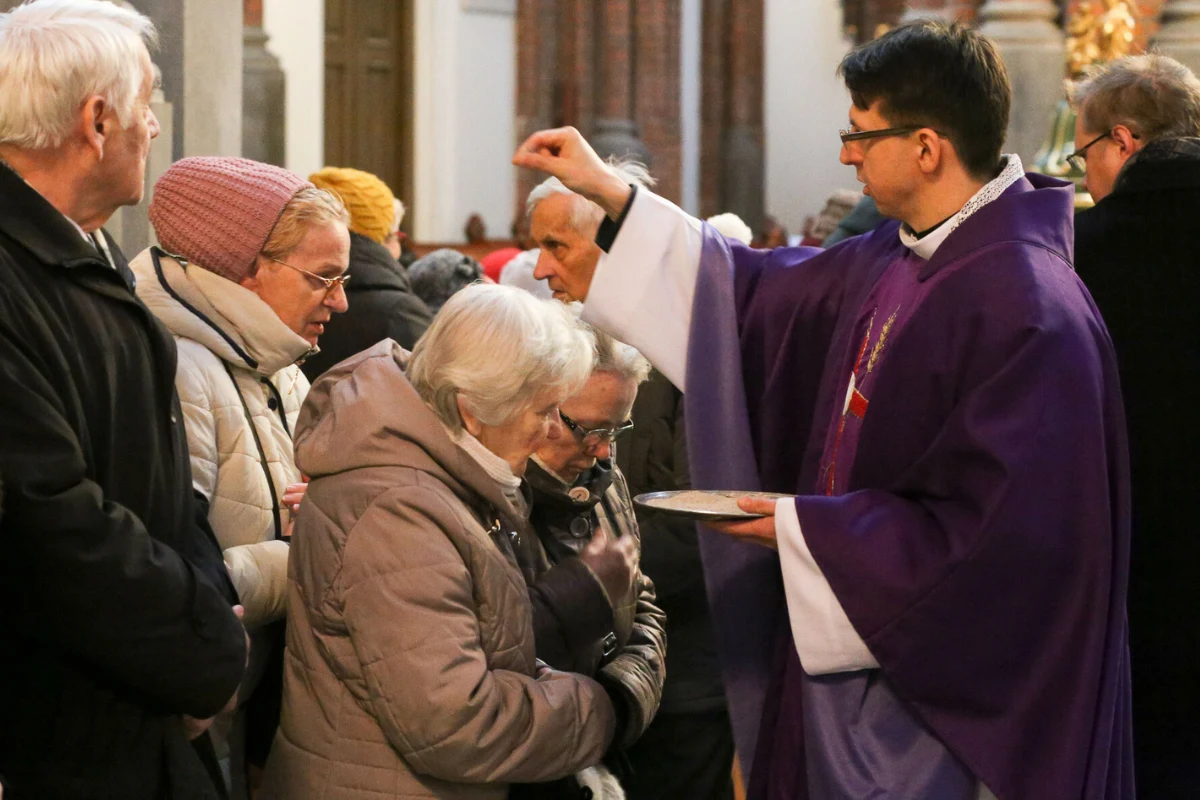 W środę popielcową wierni pochylają swoje głowy, by kapłan mógł je posypać popiołem W środę popielcową wierni pochylają swoje głowy, by kapłan mógł je posypać popiołem