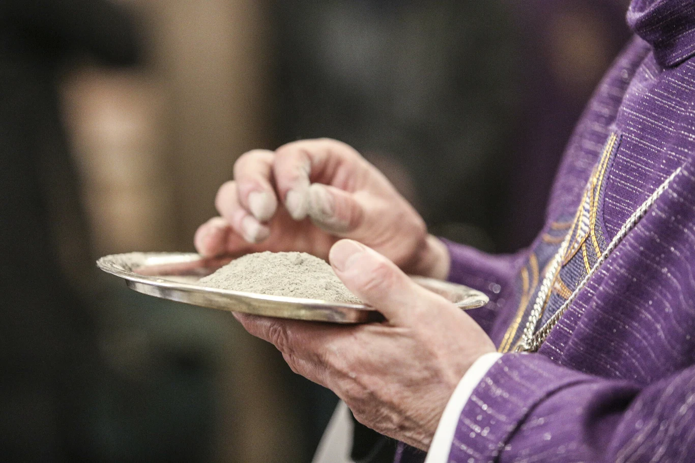 Zgodnie z tradycją popiół wykorzystywany w środę popielcową powstaje ze spalenie zeszłorocznych palm wielkanocnych Zgodnie z tradycją popiół wykorzystywany w środę popielcową powstaje ze spalenie zeszłorocznych palm wielkanocnych