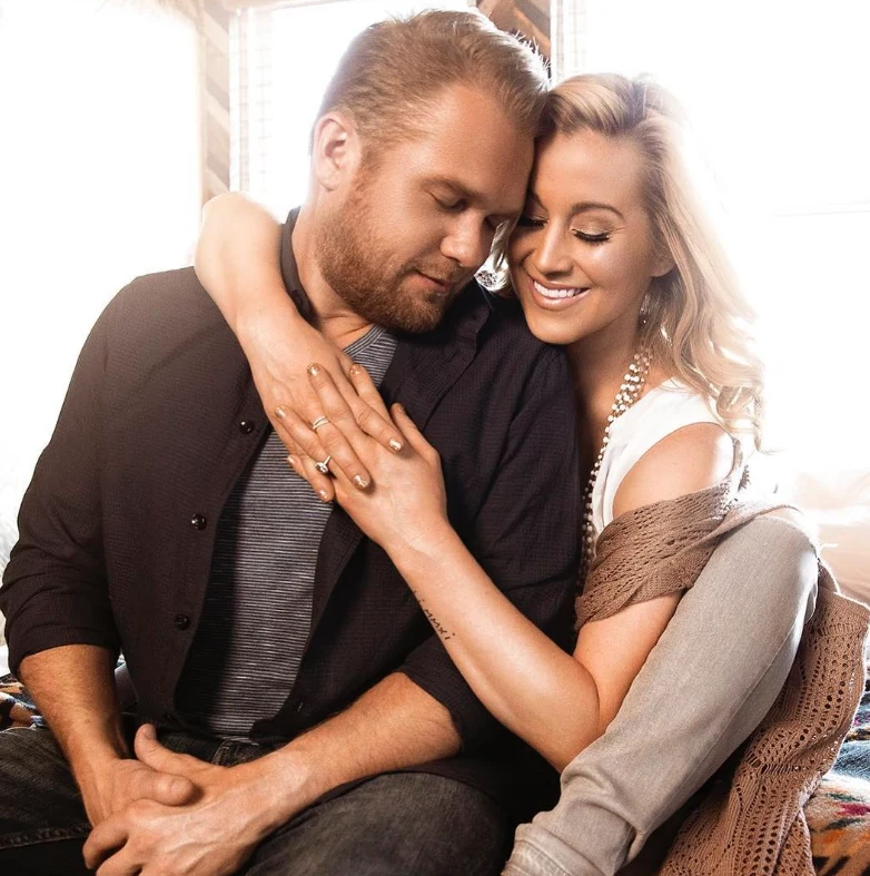 Kyle Jacobs i Kellie Pickler w miłosnym uścisku