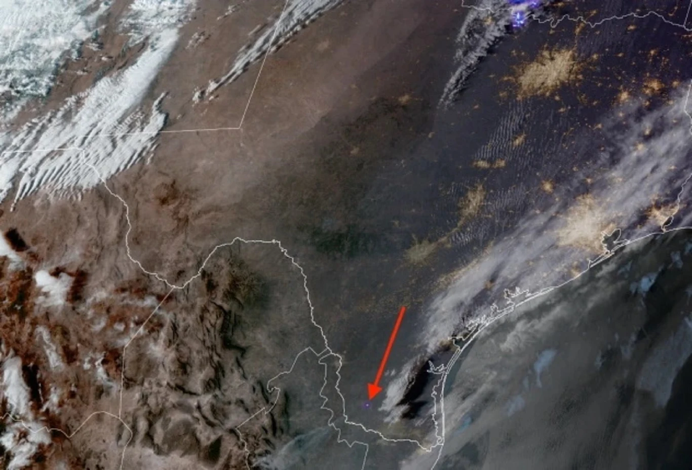 Zdjęcie NASA zrobione z satelity GOES-16 zawiera rozbłysk pokazujący wejście meteoru w ziemską atmosferę. Eksperci NASA zaznaczyli miejsce czerwoną strzałką / zdjęcie: NASA - satelita GOES-16