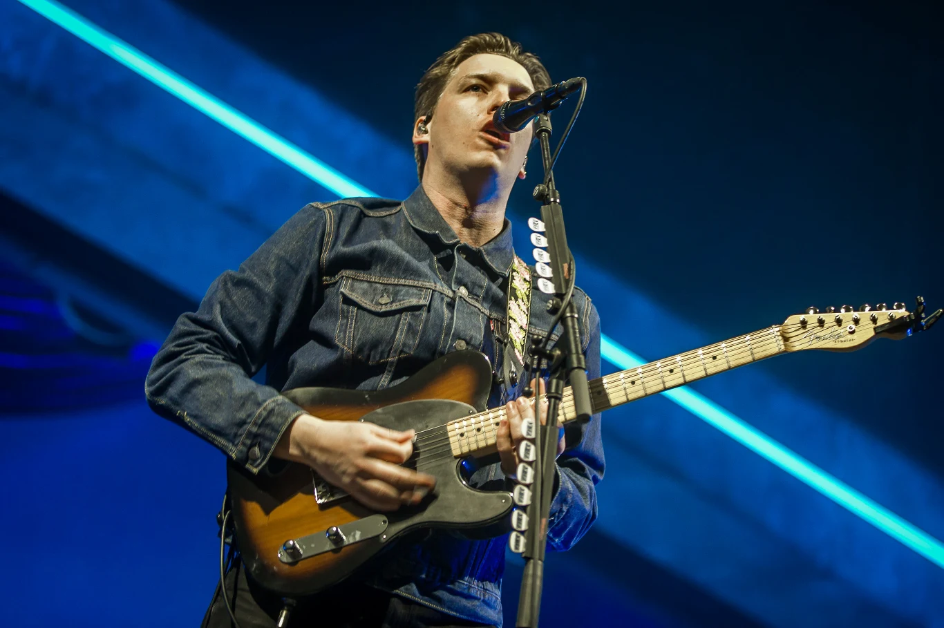 Fanom do gustu szczególnie przypadł zaraźliwy utwór "Green Green Grass" (nominacja do Brit Awards). Piosenka opowiada o robieniu wszystkiego, co najlepsze, nawet jeśli wydaje się, że zbliża się najgorsze.