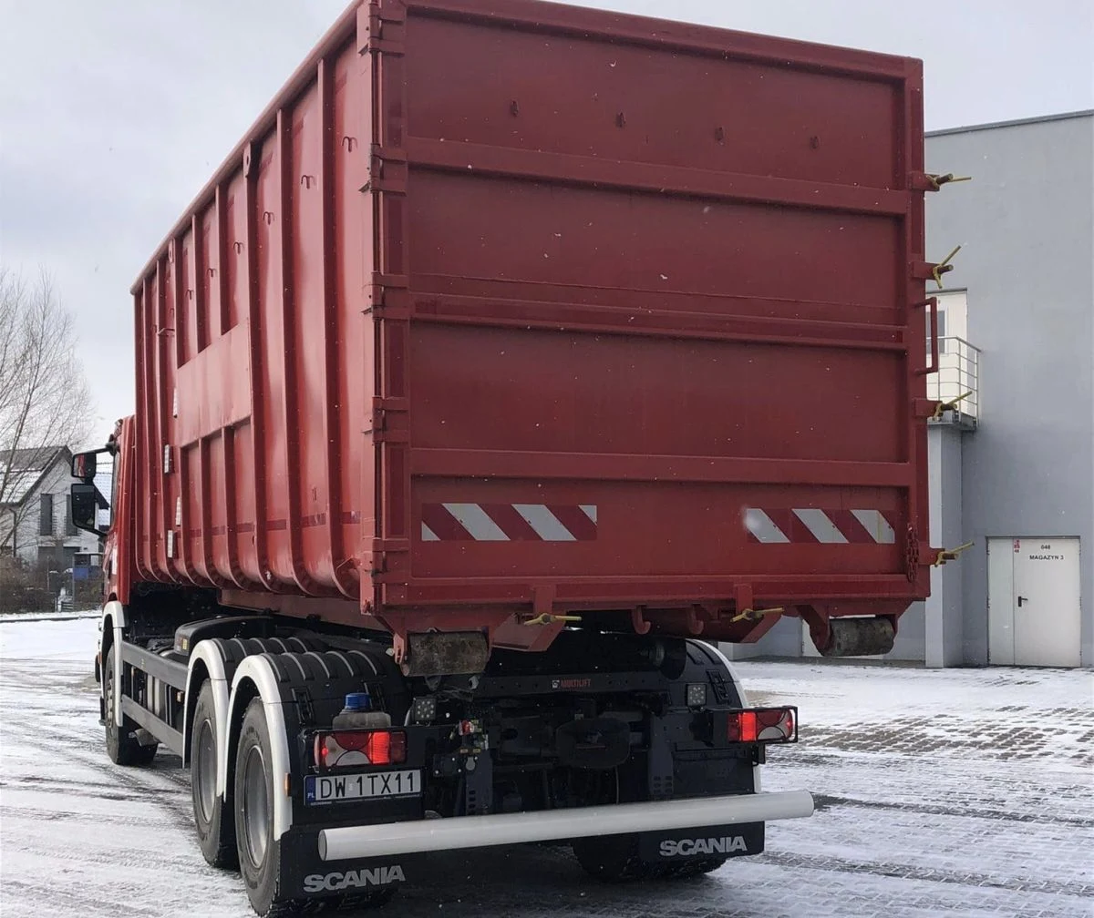 Oprócz kontenerów do gaszenia elektryków do jednostek PSP trafić też mają specjalne maty gaśnicze / fot. PSP Wrocław - Facebook