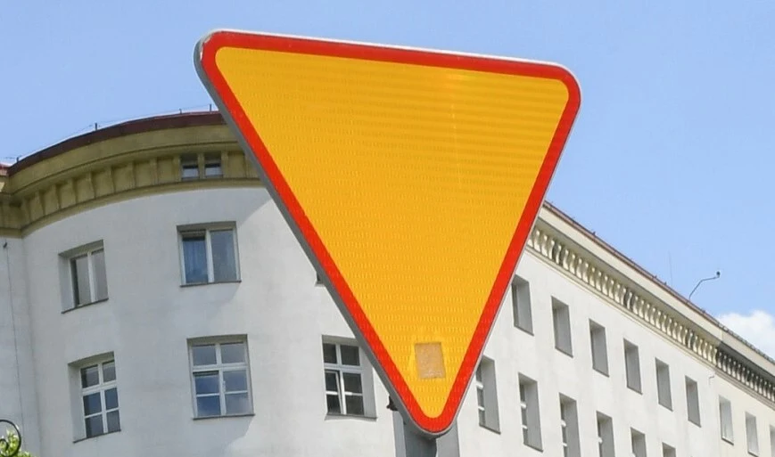 Choć większość skrzyżowań o ruchu okrężnym poprzedzone jest znakiem "ustąp pierwszeństwa", zdarzają się ronda, gdzie go brakuje.