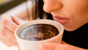 Zamiast od kawy zacznij dzień od szklanki wody. Kawę wypij nieco później