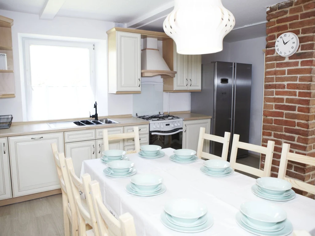 W domu pojawiła się piękna kuchnia z dużym stołem, tak, by cała rodzina mogła zjeść wspólny posiłek W domu pojawiła się piękna kuchnia z dużym stołem, tak, by cała rodzina mogła zjeść wspólny posiłek