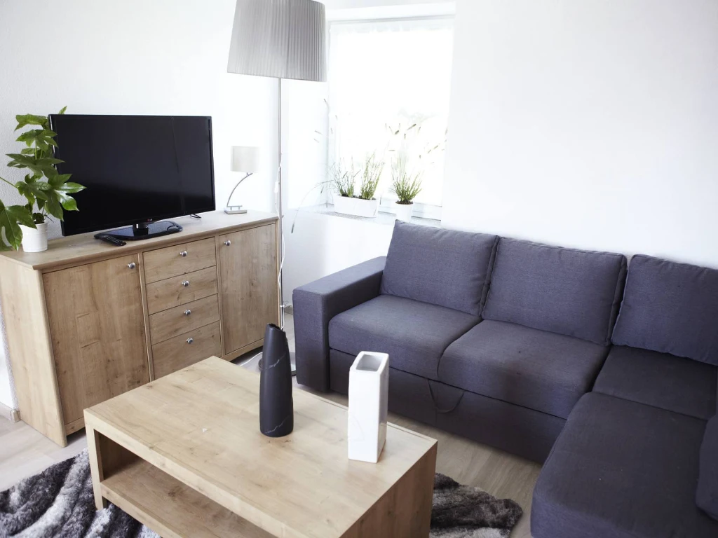 Nie zabrakło przestronnego salonu z wygodną kanapą Nie zabrakło przestronnego salonu z wygodną kanapą