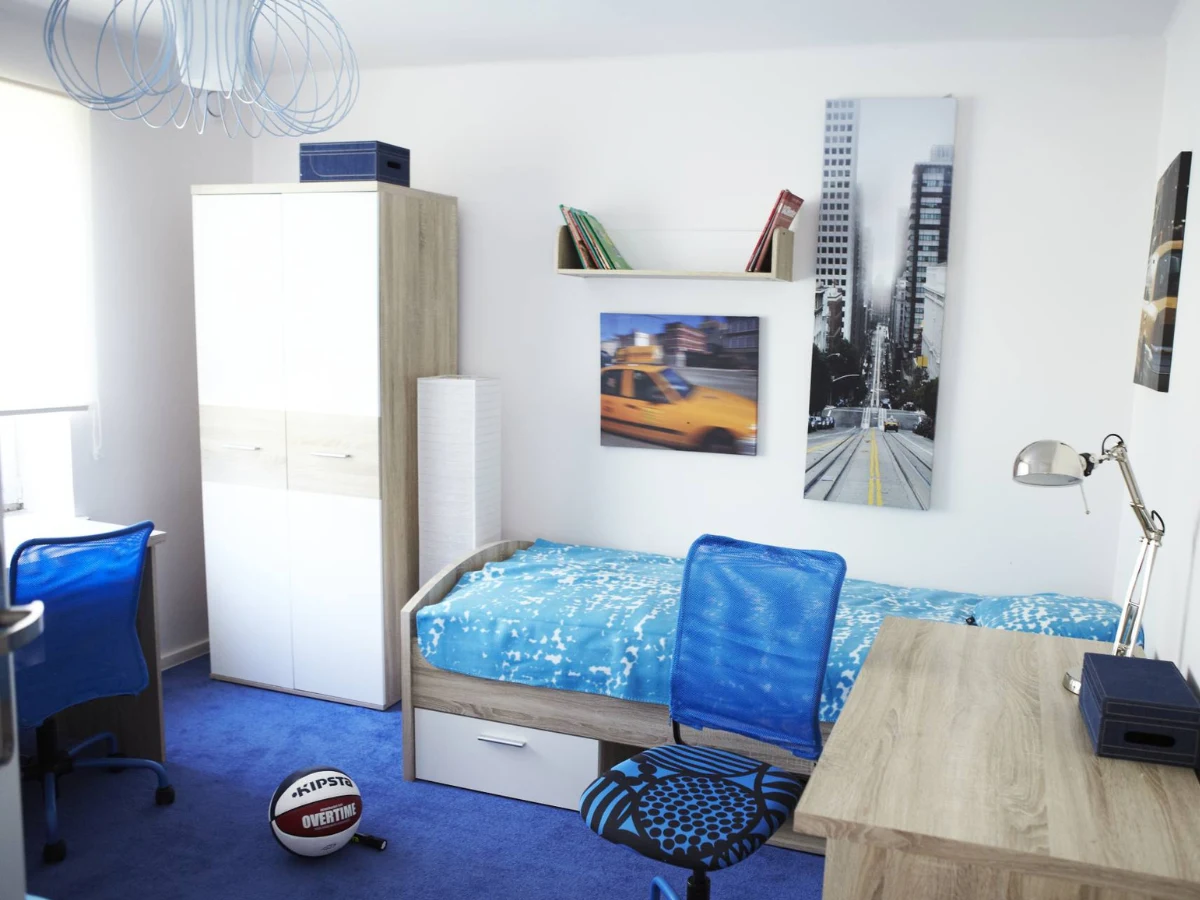 Pokój Jana Rozmanowskiego zyskał niebieski akcent Pokój Jana Rozmanowskiego zyskał niebieski akcent