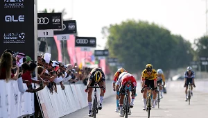 Tim Merlier (pierwszy z lewej), a obok Caleb Ewan na mecie pierwszego etapu