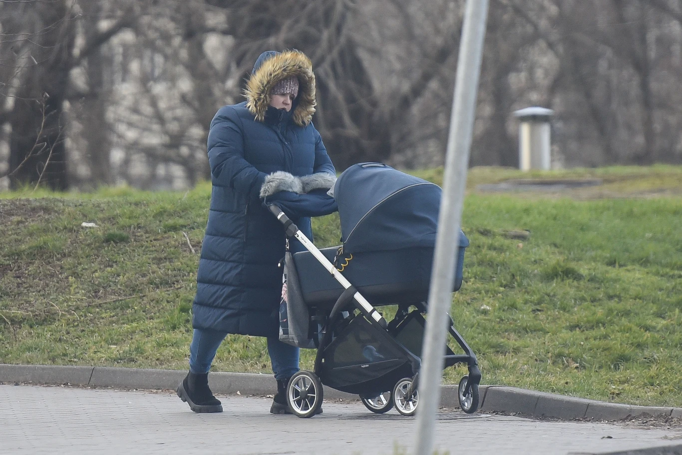 Dominika Gwit na spacerze z dzieckiem