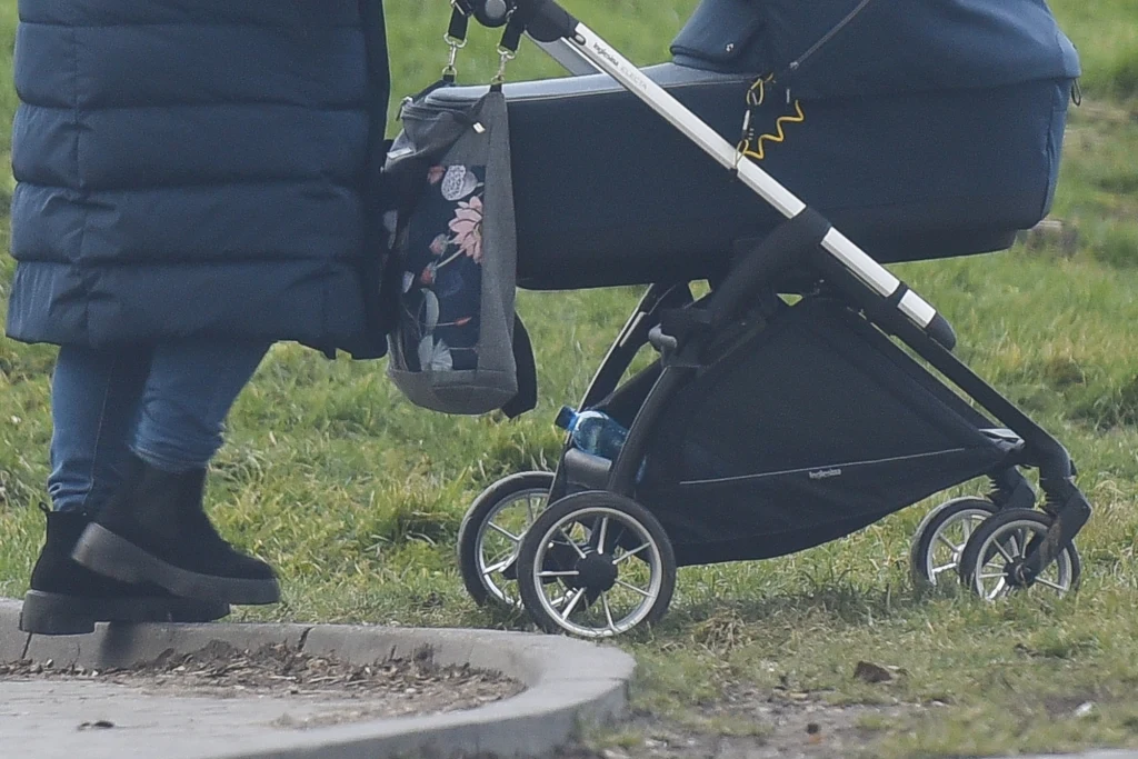 Dominika Gwit na spacerze z dzieckiem Dominika Gwit na spacerze z dzieckiem