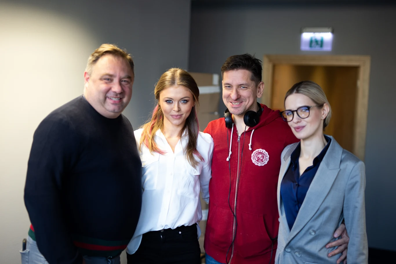 Joanna Opozda (2L) na planie "Wieczoru kawalerskiego"