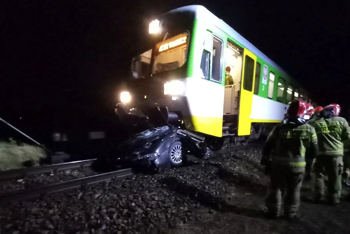 Szynobus uderzył w pozostawioną na torach Alfę Romeo. Szynobus uderzył w pozostawioną na torach Alfę Romeo.