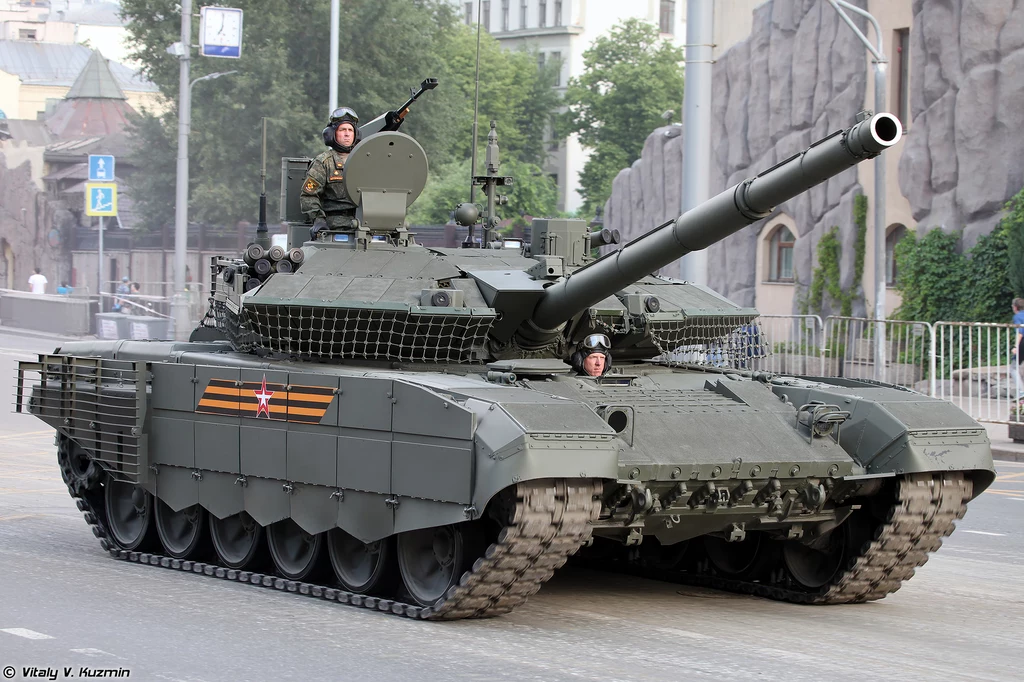 T-90M z widoczną przyczepioną siatką wokół wieży