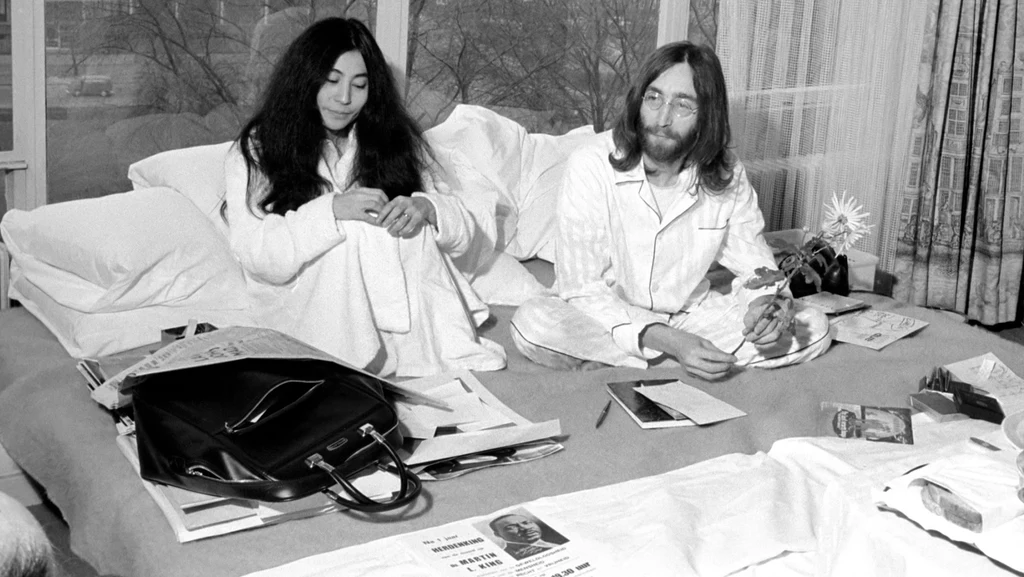 Yoko Ono i John Lennon podczas happeningu antywojennego "Bed Peace"