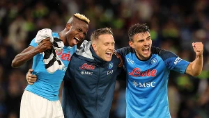 Piotr Zieliński świętuje kolejną wygraną Napoli wraz z kolegami z drużyny