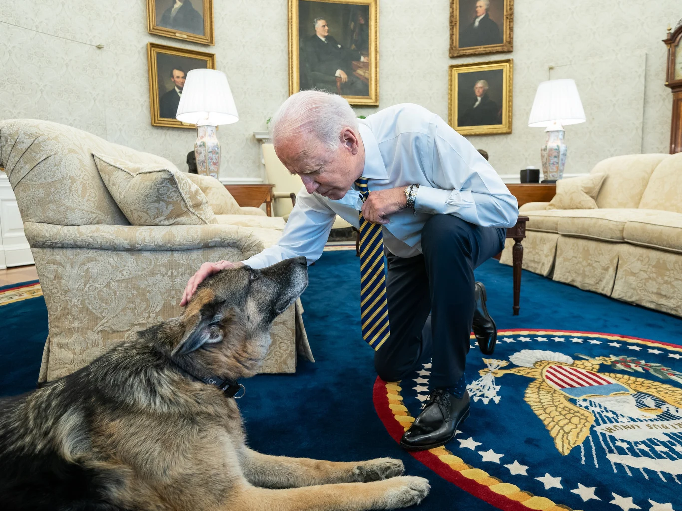 Joe Biden podczas zabawy ze swoim psem w Białym Domu.
