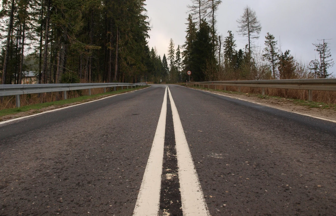 Zdarzają się sytuacje, że możemy przekroczyć podwójną linię ciągłą. Zdarzają się sytuacje, że możemy przekroczyć podwójną linię ciągłą.
