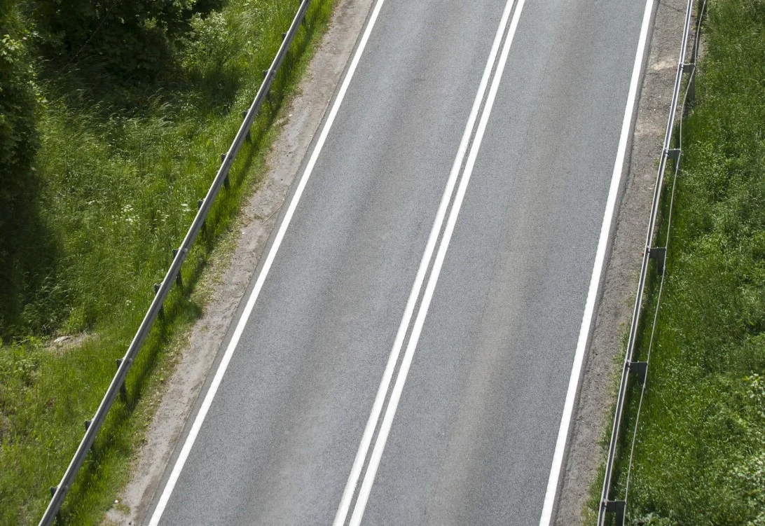 Podwójna linia ciągła jest dobrze znanym każdemu kierowcy znakiem poziomym P-4. Podwójna linia ciągła jest dobrze znanym każdemu kierowcy znakiem poziomym P-4.