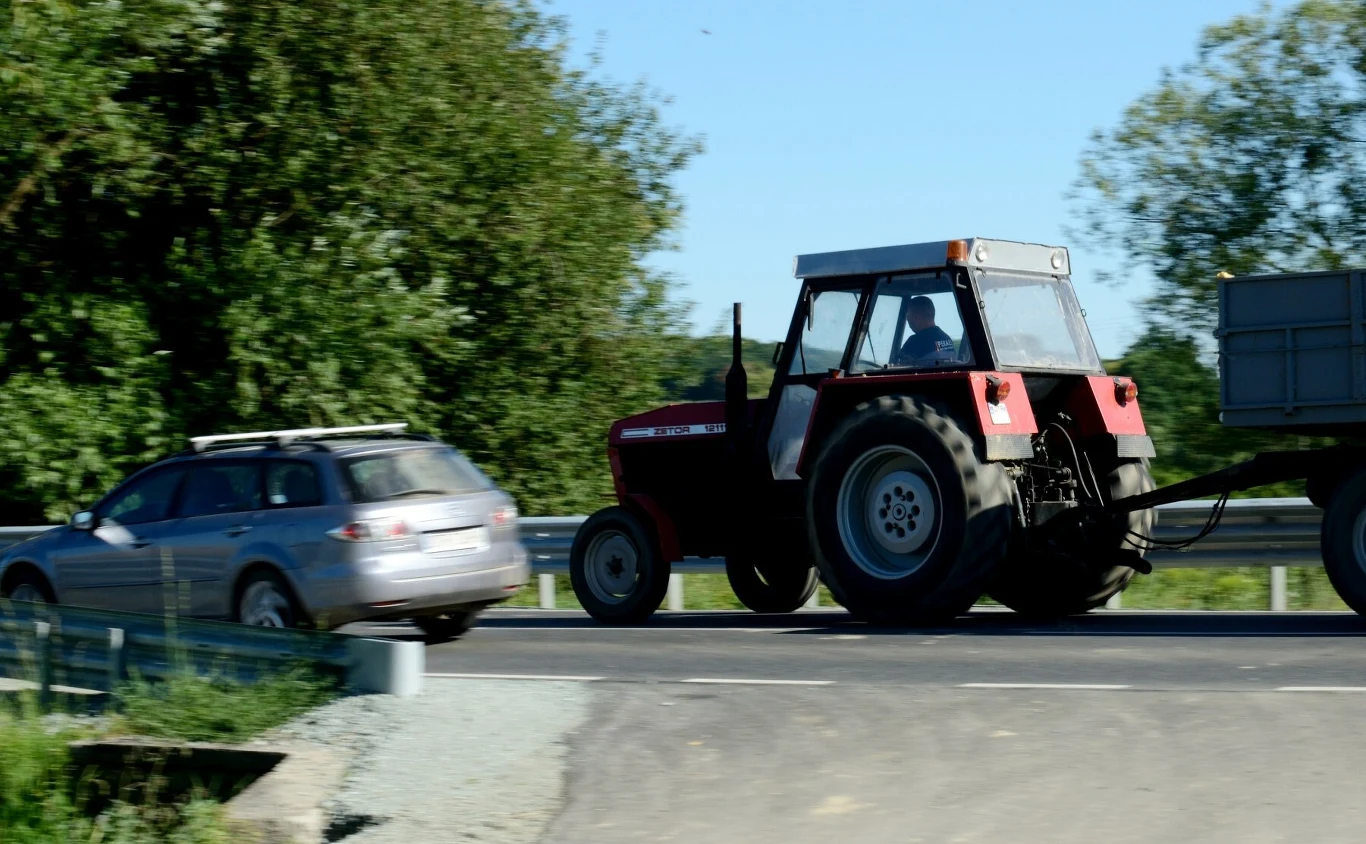 Wyprzedzanie pojazdu poruszającego się wolno jest możliwe, ale pod warunkiem, że kierowcy nie najadą ani nie przekroczą podwójnej linii ciągłej. Wyprzedzanie pojazdu poruszającego się wolno jest możliwe, ale pod warunkiem, że kierowcy nie najadą ani nie przekroczą podwójnej linii ciągłej.