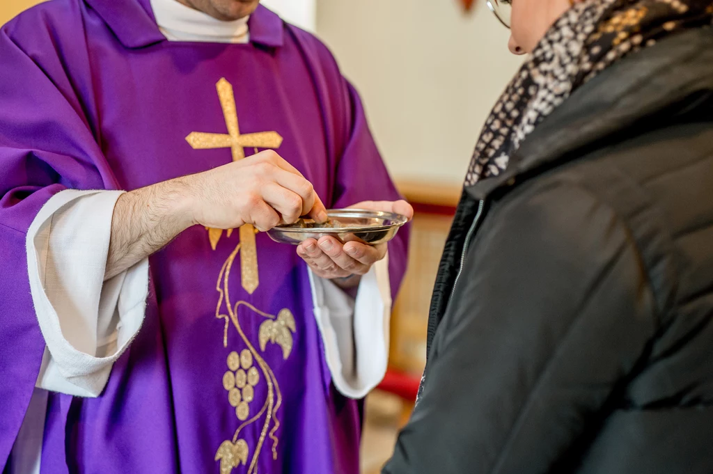 W Środę Popielcową wierni w akcie pokuty posypują głowy popiołem