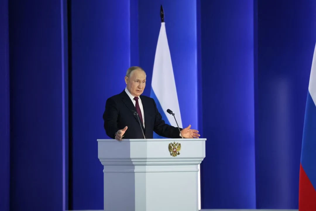 Poza tym Putin stwierdził, że w zeszłym tygodniu podpisał dekret o wysłaniu do służby nowych naziemnych systemów strategicznych. Prawdopodobnie chodzi tu o nowe rakiety balistyczne Poza tym Putin stwierdził, że w zeszłym tygodniu podpisał dekret o wysłaniu do służby nowych naziemnych systemów strategicznych. Prawdopodobnie chodzi tu o nowe rakiety balistyczne