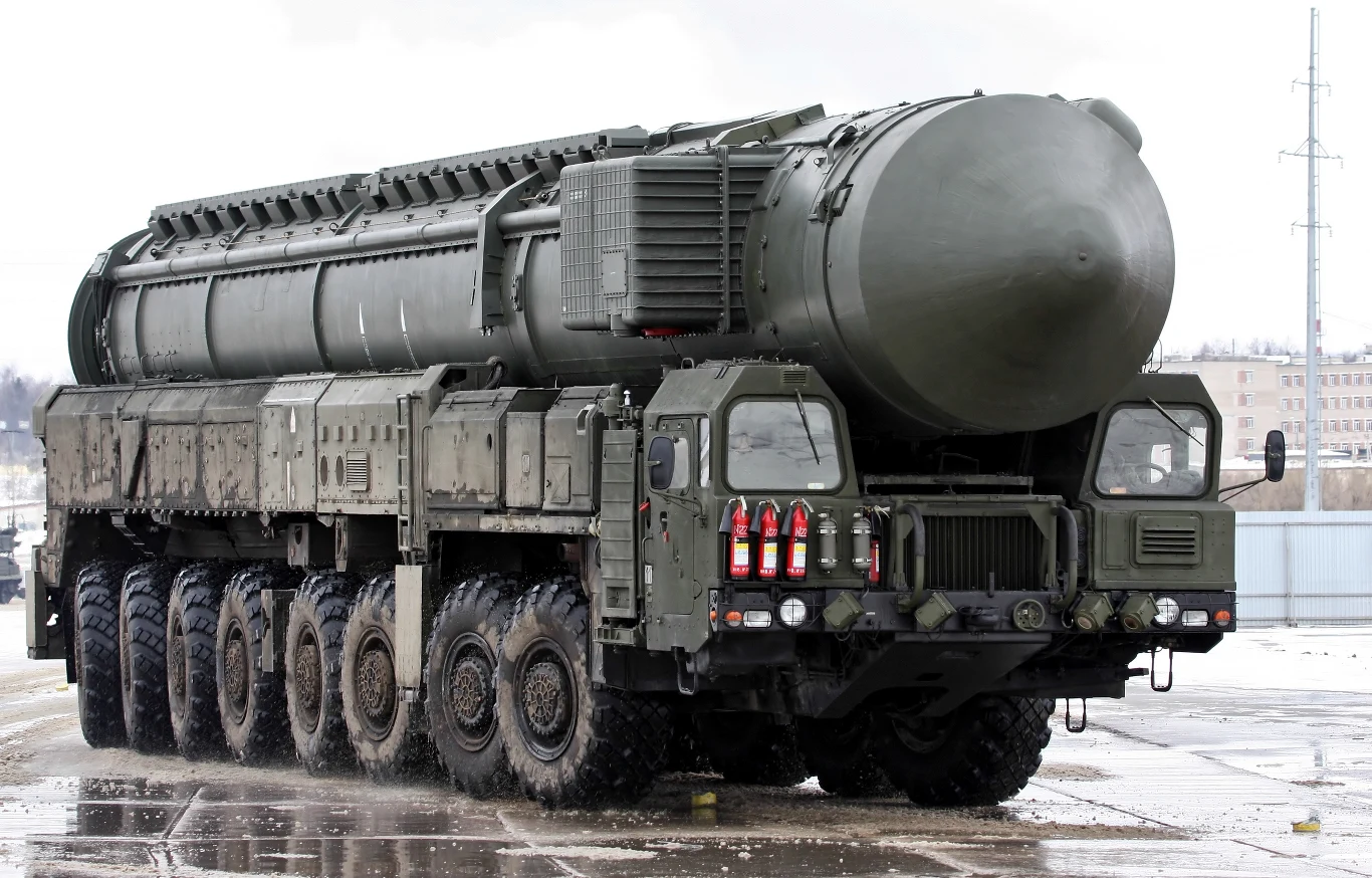 Przy liczeniu głowic New START rozróżnia ICBM i SLBM od głowic przenoszonych przez bombowce. Zakłada, że pociski ICBM i SLBM mogą mieć po kilka głowic, które powinny zostać przeliczone. Samoloty natomiast mogą przenosić tylko jedną głowicę, dlatego zawsze zlicza się je jako jeden Przy liczeniu głowic New START rozróżnia ICBM i SLBM od głowic przenoszonych przez bombowce. Zakłada, że pociski ICBM i SLBM mogą mieć po kilka głowic, które powinny zostać przeliczone. Samoloty natomiast mogą przenosić tylko jedną głowicę, dlatego zawsze zlicza się je jako jeden