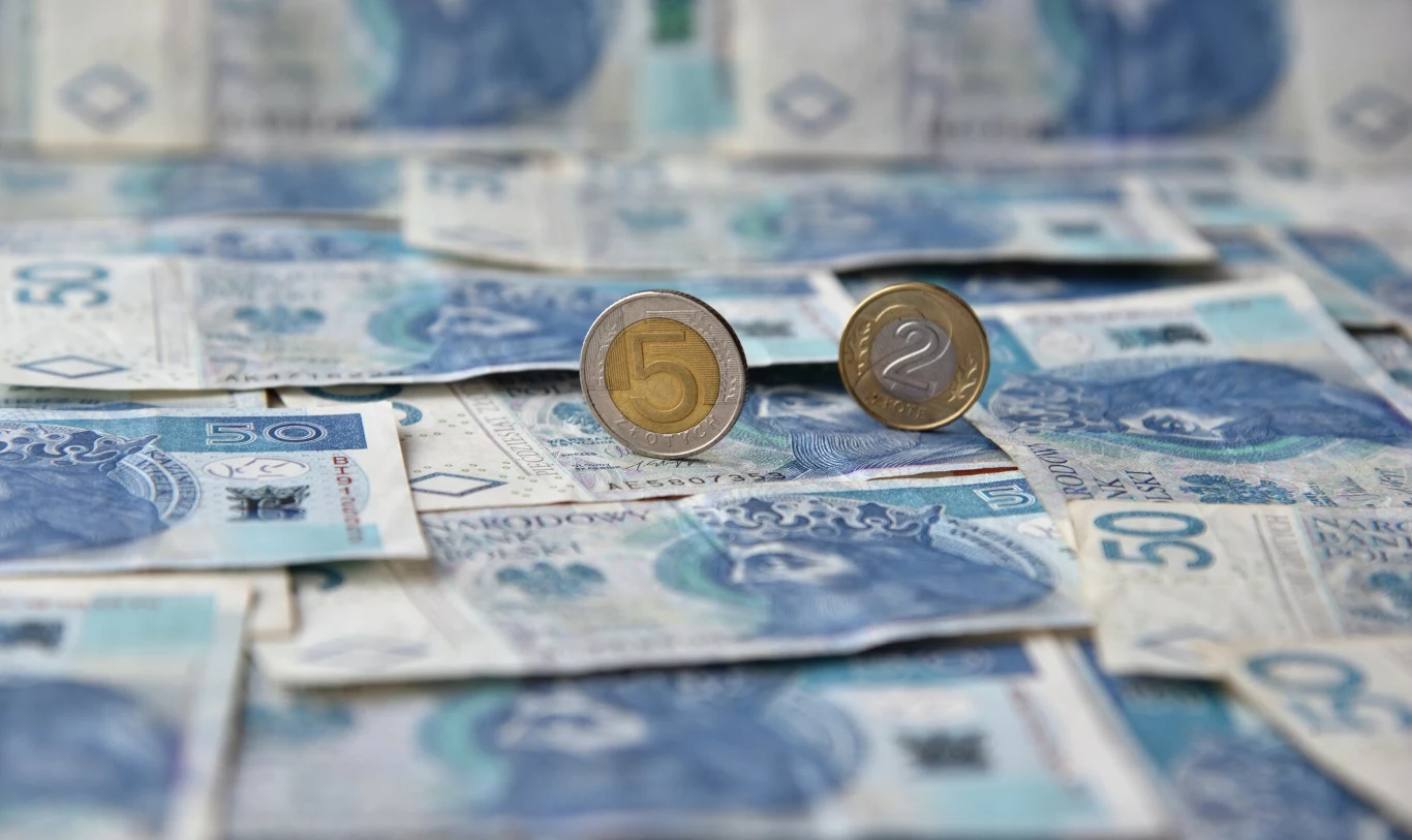 W ramach systemów - otwartych lub zamkniętych - kierowca płaci za przejazd na bramkach. Można to zrobić kartą lub gotówką. 