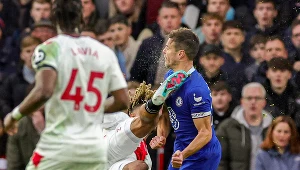 Cesar Azpilicueta otrzymał mocne kopnięcie w twarz